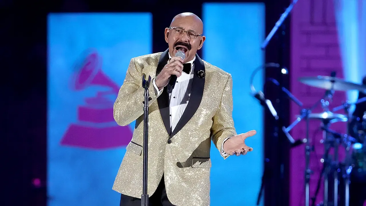 En la foto: Oscar de León en concierto