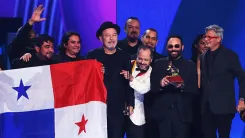 En la foto: Rubén Blades y Roberto Delgado & Orquesta reciendo premio Grammy