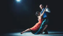 En la foto: Pareja bailando salsa