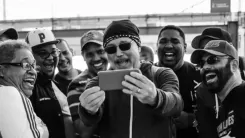 En la foto: Ruben Blades tomando sefie con personas detras